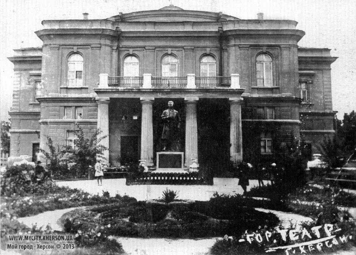 Перепланований вхід у будівлю театру в 1939 році